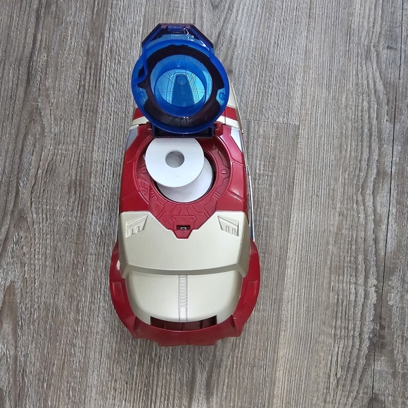 Marvel Iron Man 3 Motorized Arc FX Gauntlet shoots disks - Picture 7 of 7